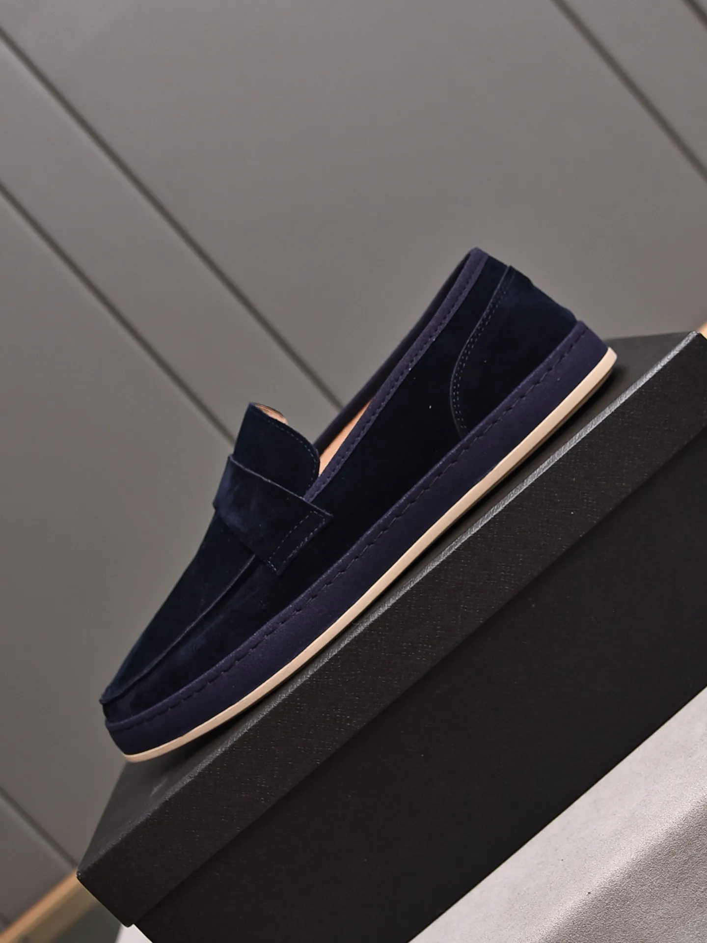 👟👟👟Men's Shoes💰P420 🆕🔥New Updates🔥👟PRADA (Prada) new products are released, imported soft cowhide, fashionable to allow air to penetrate the entire shoe, and the awesome shoes [strong] bring an extremely comfortable and breathable feeling! Beautiful inside and out! Exquisite workmanship, top-grade cowhide material, 😌Number: 38~44, 3 colors available: black, white and blue.
